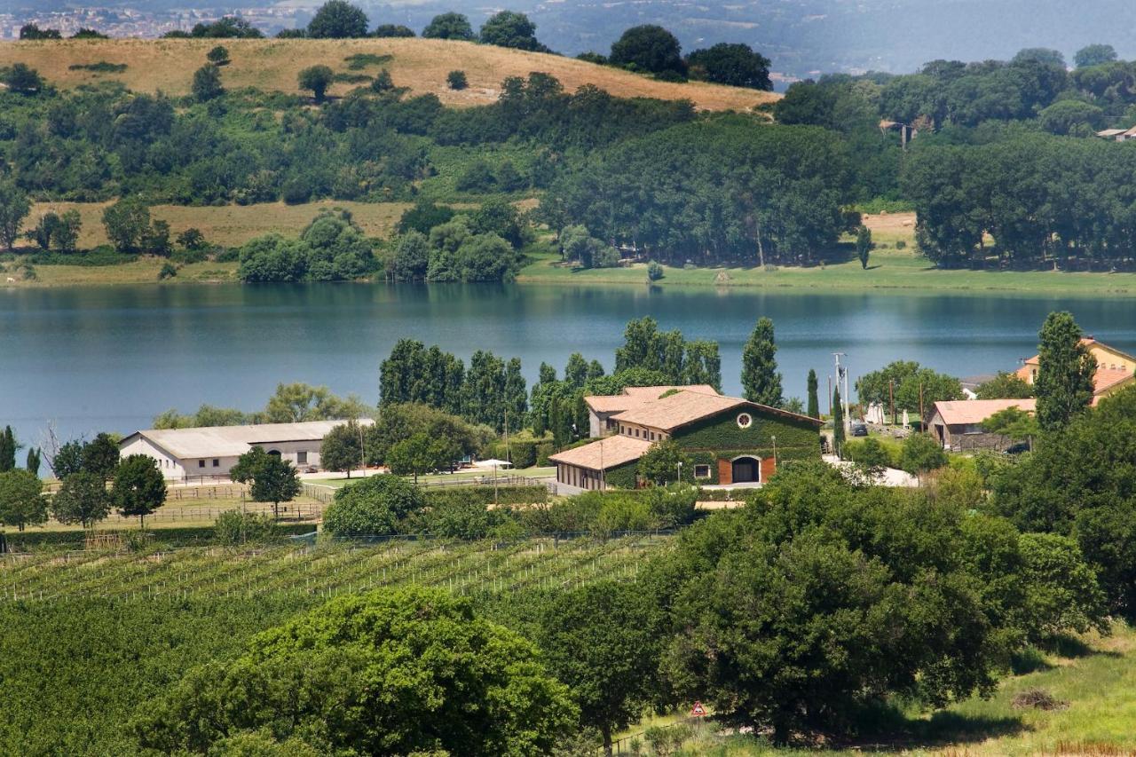 Agriturismo Potrero Grande Sul Lago Di Martignano Con Spiaggia กัมปาญญาโน ดิ โรมา ภายนอก รูปภาพ